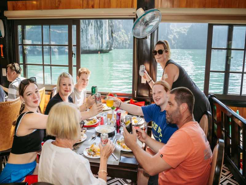 halong-bay-day-tour-on-excursion-cruise
